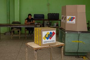 Opositores venezolanos cuestionan que la participación en comicios haya sido del 42,6 %