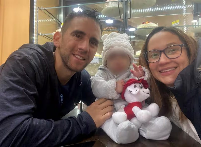 Gobierno de Milei confirma que esposa e hijo de gendarme Nahuel Gallo llegaron a Argentina