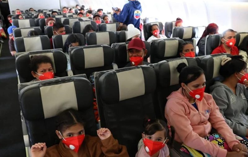 Llega a Venezuela un avión con 315 migrantes, 146 de ellos niños, repatriados desde México
