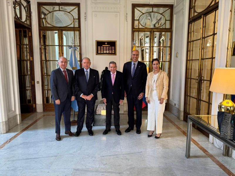 Canciller de Argentina se reúne con Edmundo González en Madrid