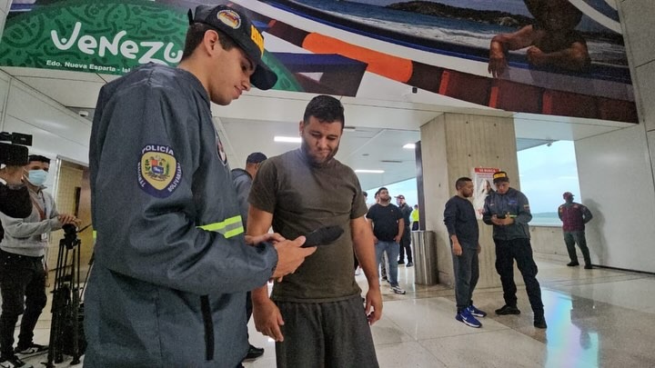 Llegan a Venezuela 192 migrantes deportados de Estados Unidos, entre ellos diez niños