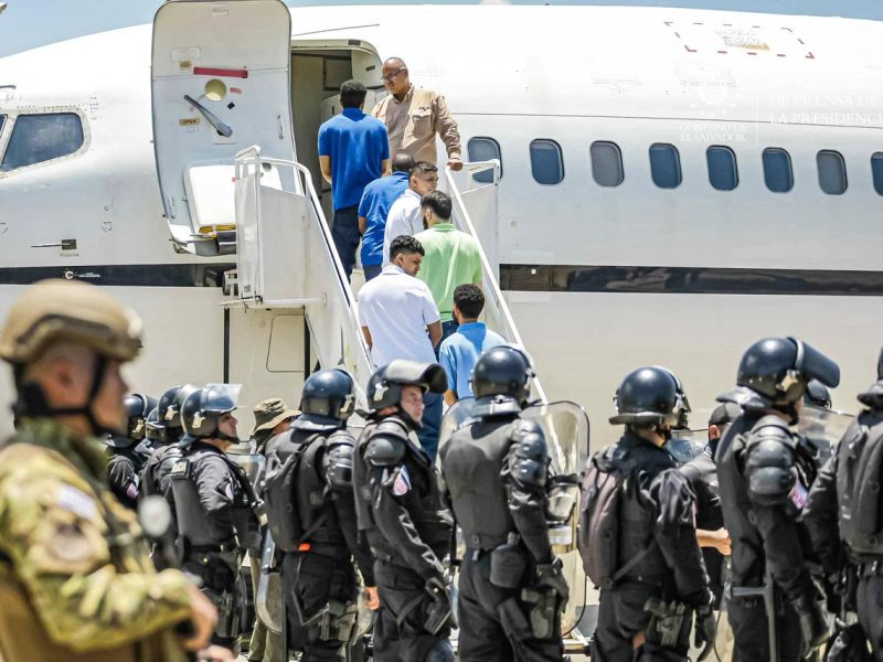 Gracias al liderazgo de @POTUS , diez estadounidenses que fueron detenidos en Venezuela están en camino a la libertad. Quiero agradecer a mi equipo en el @StateDept y especialmente al Presidente @nayibbukele por ayudar a asegurar un acuerdo para la liberación de todos nuestros detenidos estadounidenses, además de la liberación de los presos políticos venezolanos.