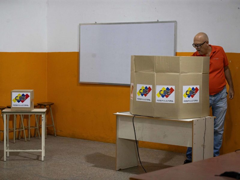 Jorge Rodríguez dice que la elección se desarrolla con "normalidad" y que la abstención "no existe"