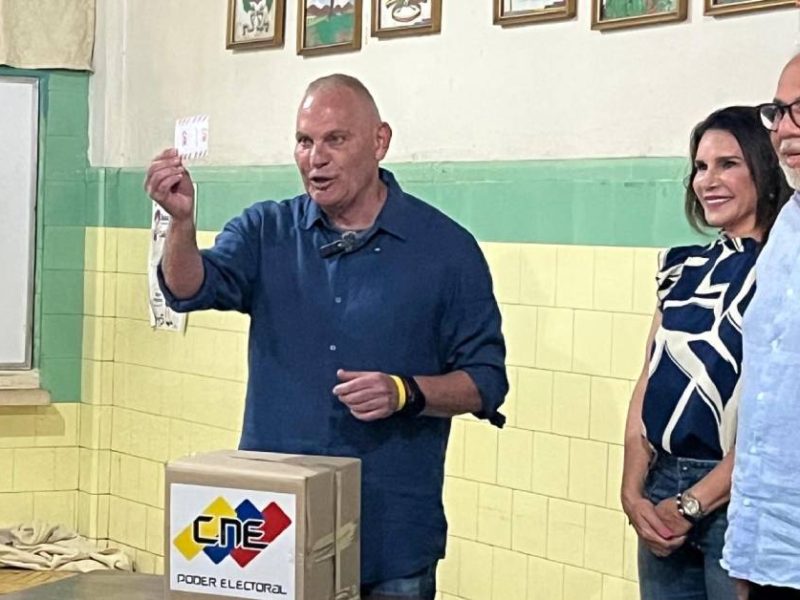 Di Martino vota y hace llamado a los ciudadanos a salir a los centros electorales