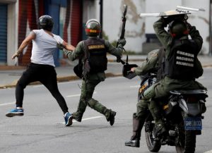 HRW denuncia "puerta giratoria" en cárceles de Venezuela un año después de las elecciones