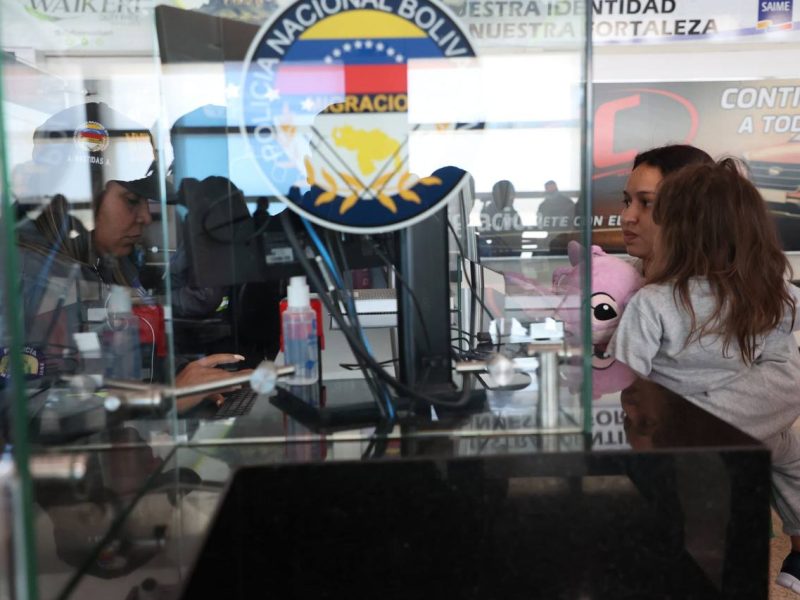 Un grupo de 207 migrantes llega a Venezuela en un vuelo de deportación procedente de Texas