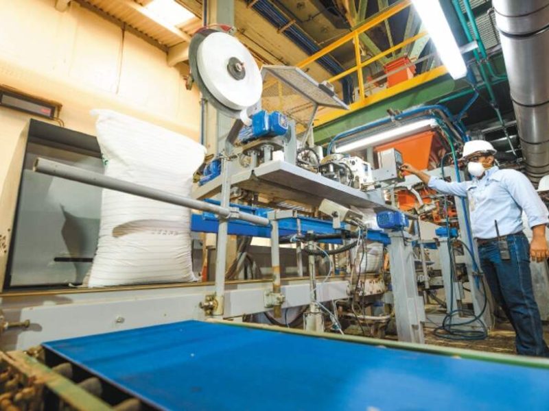 Venezuela y Colombia evalúan "hoja de ruta" para la venta de la petroquímica Monómeros