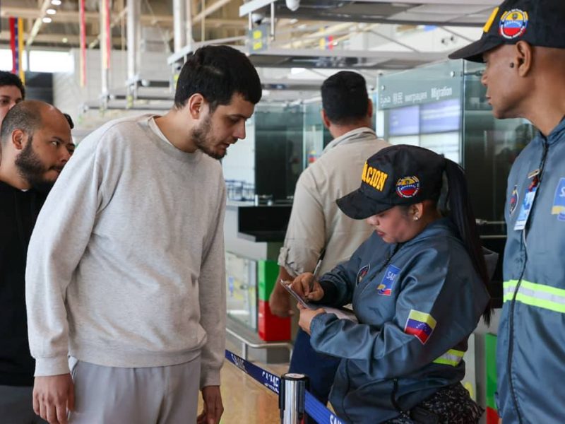Venezuela recibe a 110 migrantes que llegaron en un vuelo procedente de Texas