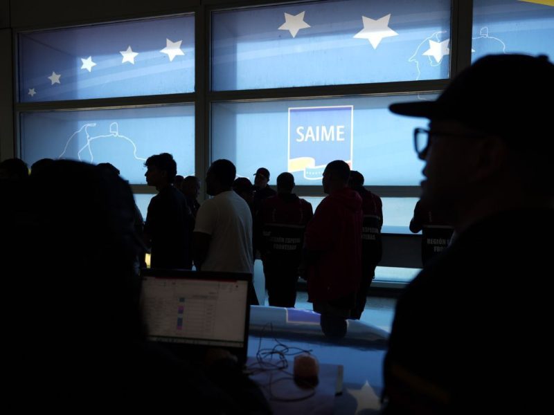Llegan 200 venezolanos en un vuelo procedente de Texas