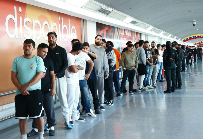Llega a Venezuela un avión con 319 connacionales deportados desde Estados Unidos