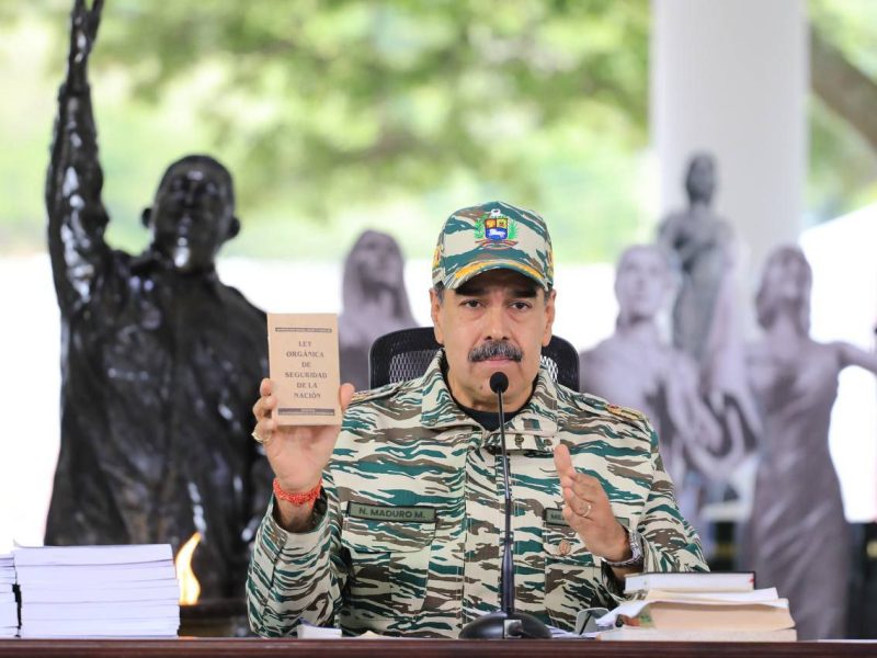Maduro muestra "despliegue" de unidades comunales de milicia