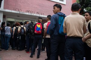 Reinsertar no basta: expertos alertan que desescolarización exige cambios estructurales