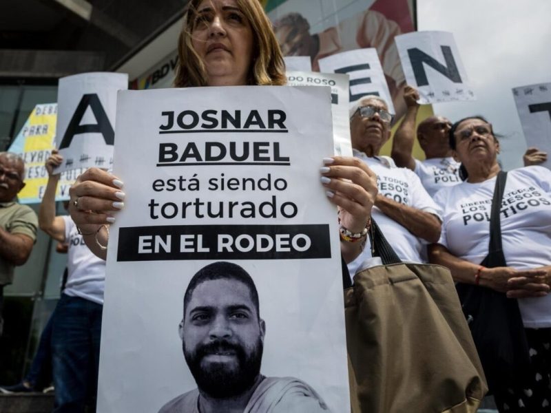 Andreína Baduel denuncia que le impidieron entregar medicinas para su hermano Josnars en El Rodeo I