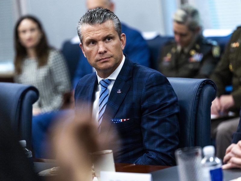 "Maduro tiene muchas decisiones que tomar", advierte Hegseth, secretario de Guerra de EEUU