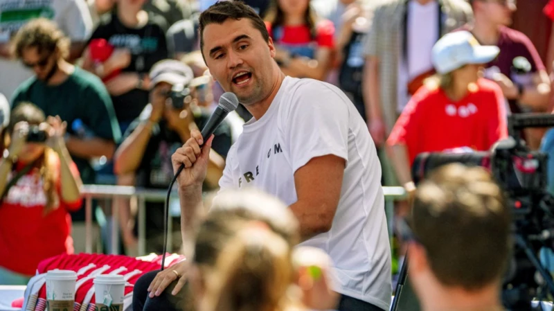 Disparan contra el comentarista conservador Charlie Kirk en un evento en una universidad de Utah