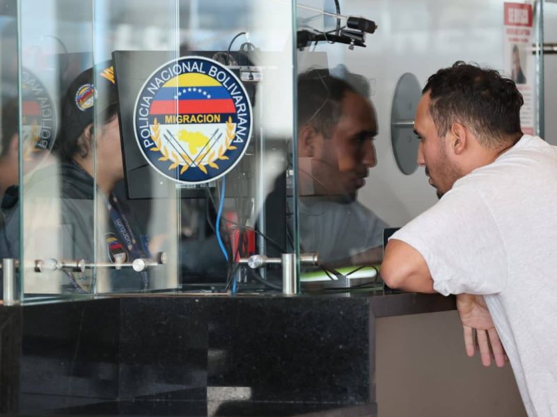 Llegan a Venezuela 259 migrantes en un vuelo procedente de Estados Unidos