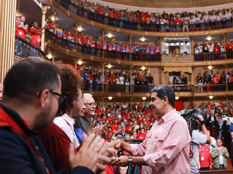 Maduro convoca a las bases del chavismo a preparar la "lucha armada" en caso de "agresión"