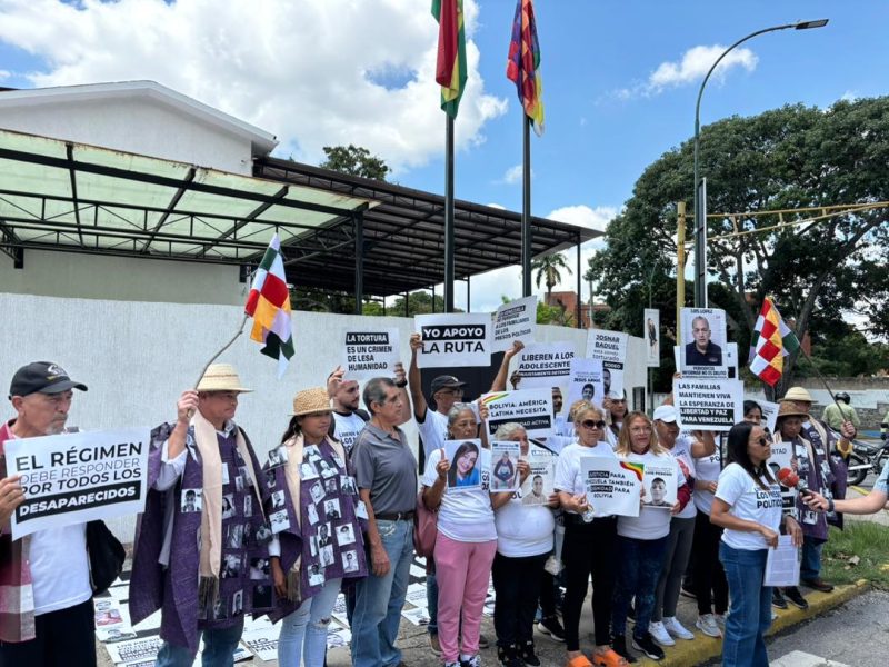 Familiares de presos políticos acuden a embajada de Bolivia en tercer día de la Ruta por la Justicia y la Libertad