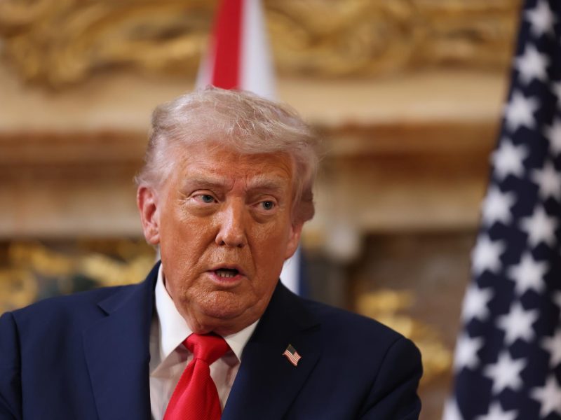 Trump niega conversaciones para preparar un "cambio de régimen" en Venezuela