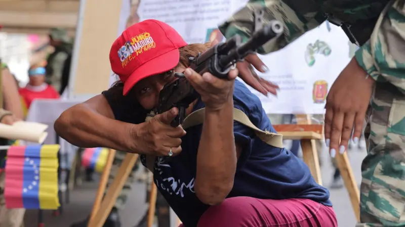 "Si tengo que dejar mi vida luchando, la dejo": el entrenamiento a civiles que hace el gobierno de Venezuela ante la "guerra no declarada" de EE.UU.