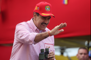Maduro juramenta Comandos de Comunidad, nuevo buró político y asegura que seguirá en el poder 