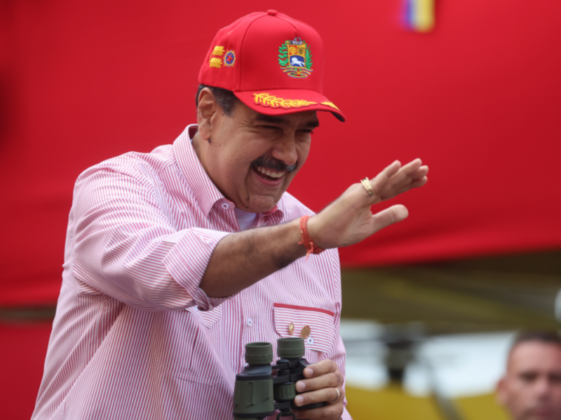 Maduro juramenta Comandos de Comunidad, nuevo buró político y asegura que seguirá en el poder 