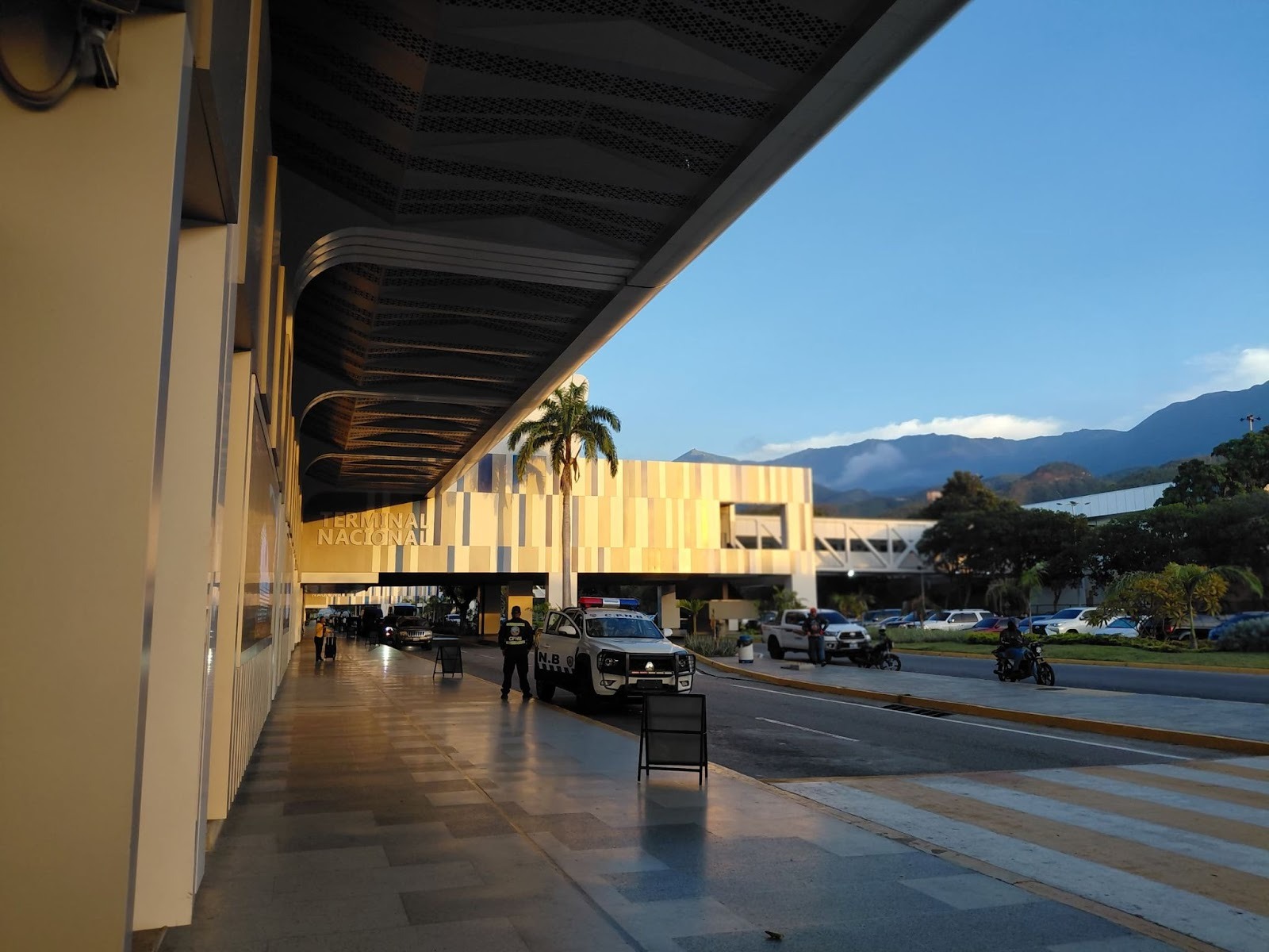 Leyenda: Funcionarios de la PNB y la GN custodiaban este domingo las terminales nacional e internacional de Maiquetía (La Hora de Venezuela)