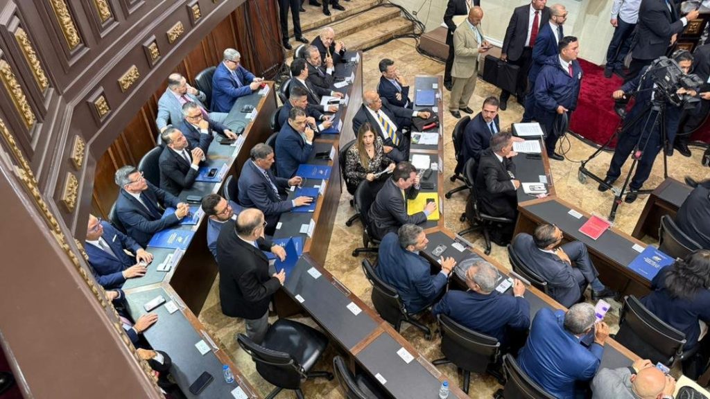 Unión y Cambio y UNT llegan a la AN: exigen liberación de presos políticos y no darán cheque en blanco a transición 