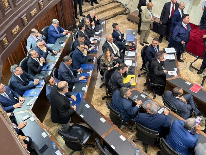 Unión y Cambio y UNT llegan a la AN: exigen liberación de presos políticos y no darán cheque en blanco a transición 