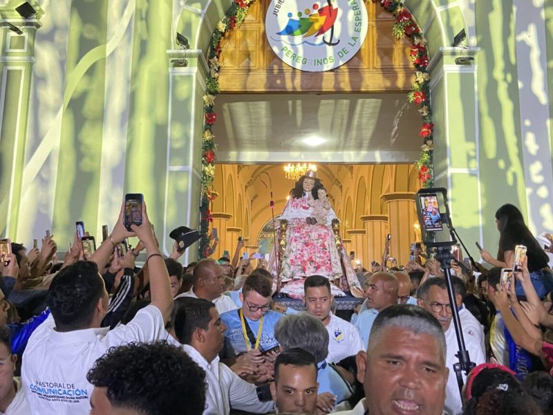 Fieles pueden ver a la imagen de la Divina Pastora con su nuevo traje
