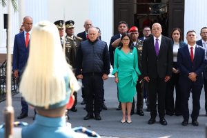 El “equilibrio inestable” con el que inicia el gobierno de Delcy Rodriguez: ¿Podrá cumplir exigencias de Trump sin fracturas internas?