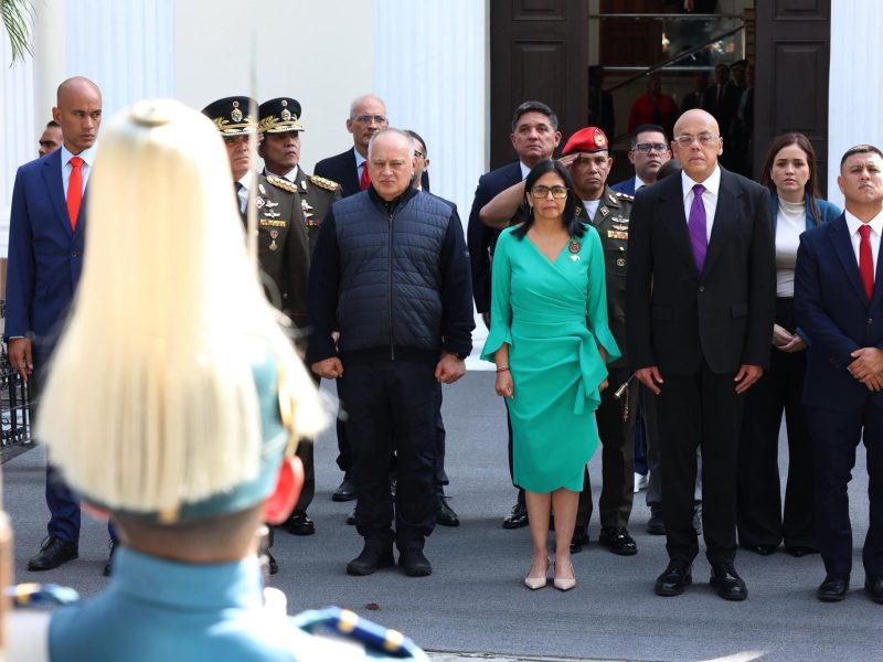 El “equilibrio inestable” con el que inicia el gobierno de Delcy Rodriguez: ¿Podrá cumplir exigencias de Trump sin fracturas internas?