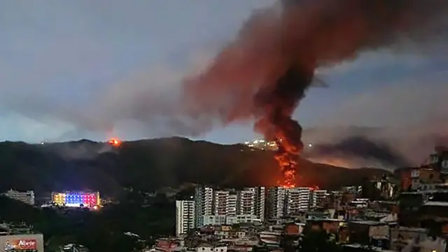Vista de la columna de humo y fuego que sale de Fuerte Tiuna, tras un ataque de EE.UU.