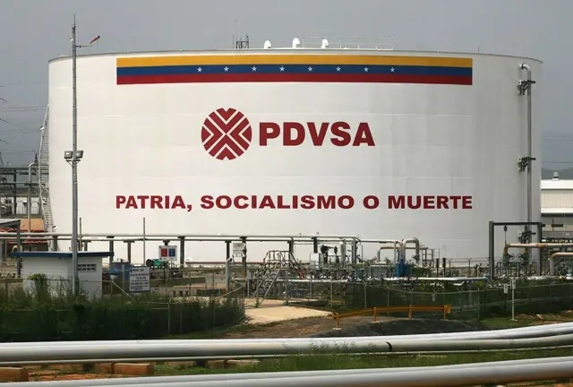 Tanque de almacenamiento en una instalación petrolera en Venezuela con el nombre de Pdvsa y el lema: 