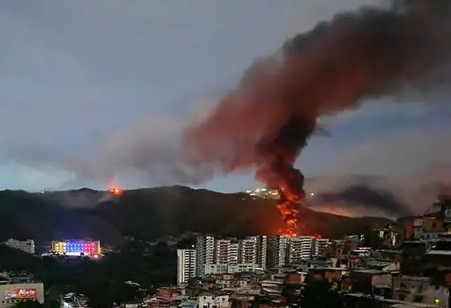 Vista de la columna de humo saliendo de Fuerte Tiuna el 3 de enero.