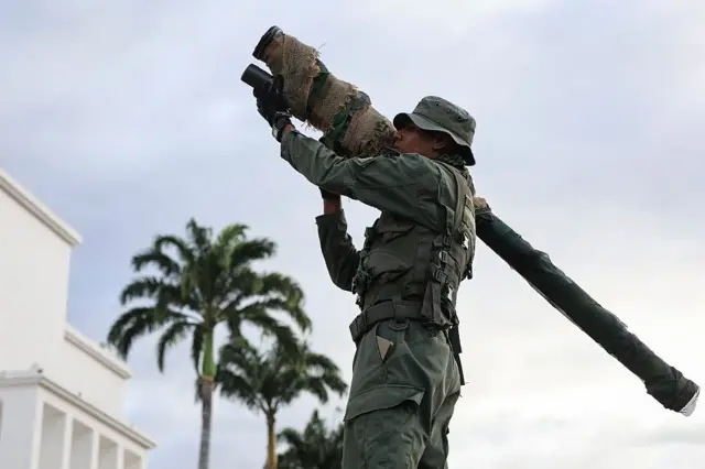 Un soldado con una lanzadora de misiles Igla-S.