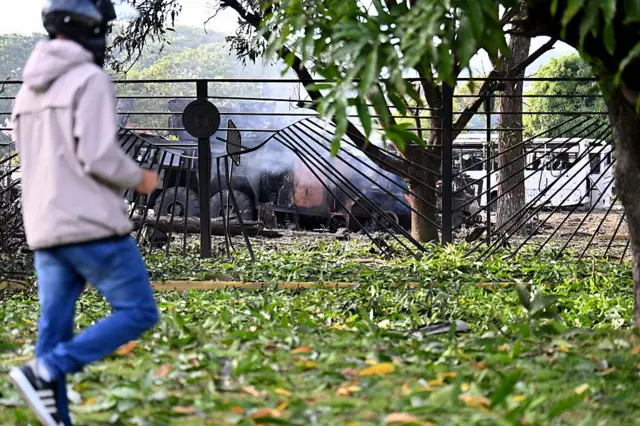 Un motorizado ve los restos de una batería antiaérea venezolana destruida en la Base de La Carlota, al este de Caracas.
