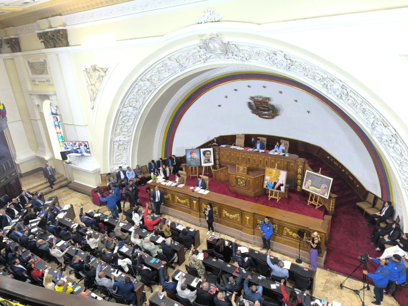 Alianza Democrática en la AN pide libertad para todos los presos políticos y chavismo responde que los únicos son Maduro y Cilia Flores