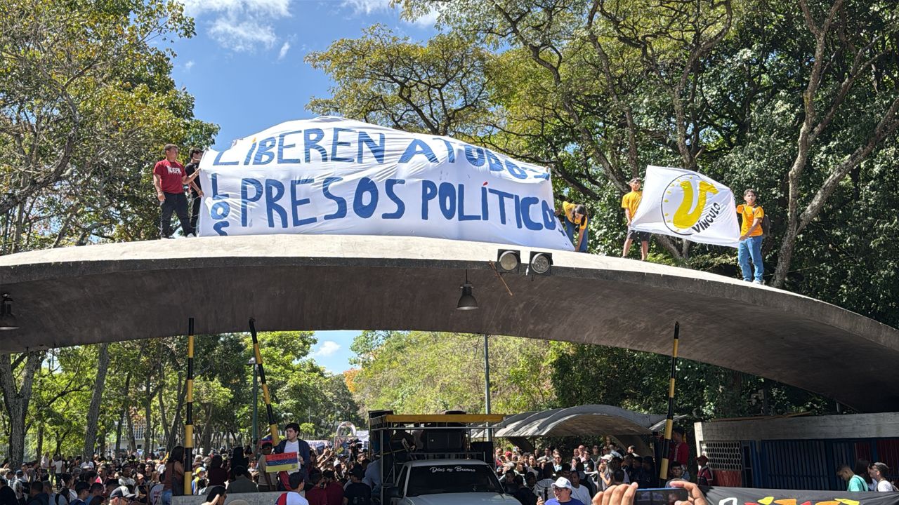 A un mes de la extracción de Maduro, estudiantes de la UCV salen a la ...
