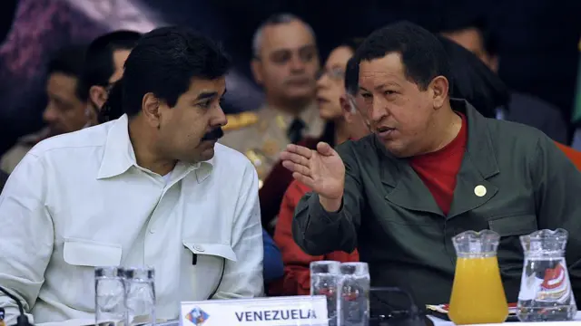 Nicolás Maduro conversa con Hugo Chávez.