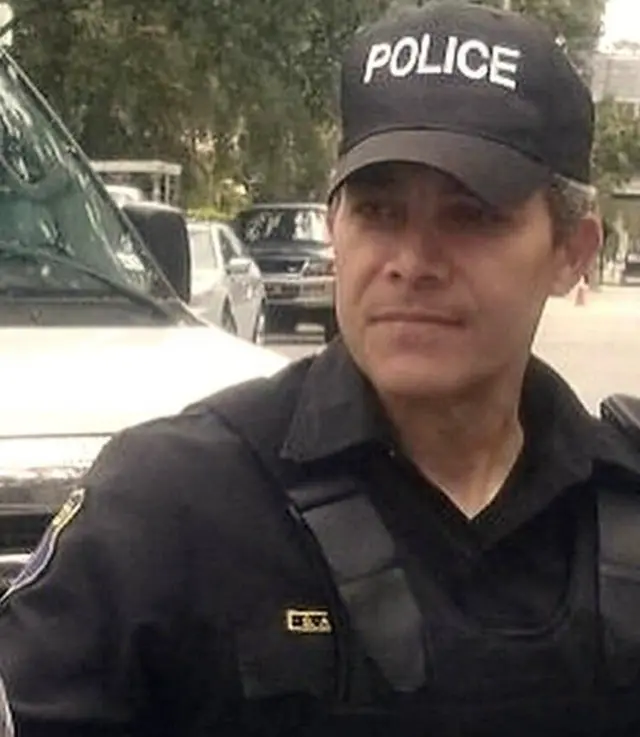 Rafael Quero Silva, vestido como policía durante su participación en la novela 