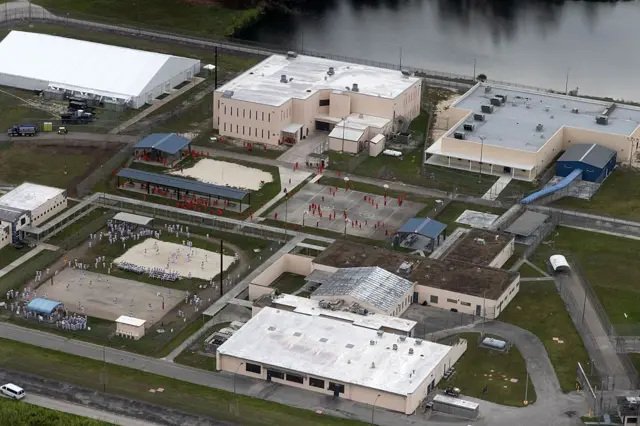 Vista aérea del centro de detención para migrantes Krome de Miami.