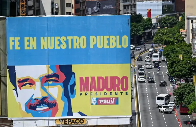 Vista de un cartel en las calles de Caracas con la imagen de Maduro y la leyenda 