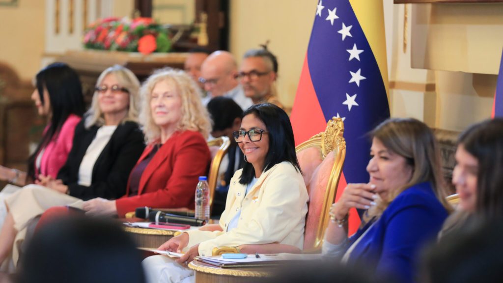 Primeros 100 días de Delcy Rodríguez en el poder: Coopera con EEUU para “sobrevivir” pero no con la transición.