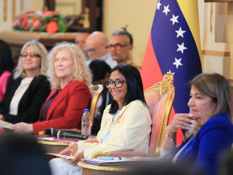 Primeros 100 días de Delcy Rodríguez en el poder: Coopera con EEUU para “sobrevivir” pero no con la transición.