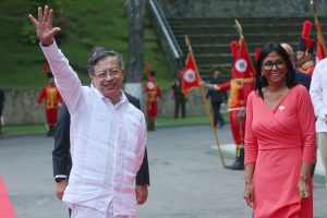 Petro va de salida pero se reúne con Delcy Rodríguez: ¿Qué se buscó  en Miraflores?