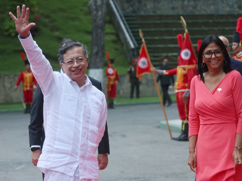 Petro va de salida pero se reúne con Delcy Rodríguez: ¿Qué se buscó  en Miraflores?