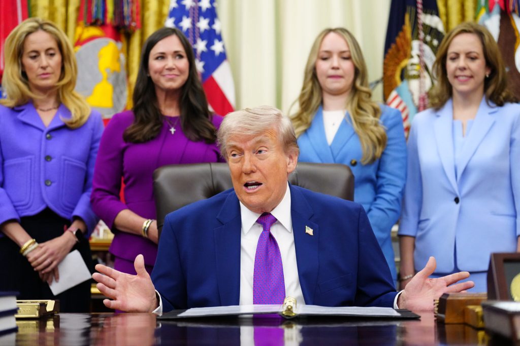 Los elogios de Donald Trump son regalos envenenados