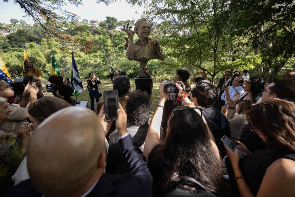 Develan escultura de Gabriel García Márquez en parque en Baruta