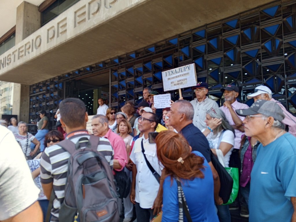 Docentes jubilados reclaman mejoras en sus pensiones frente al Ministerio de Educación